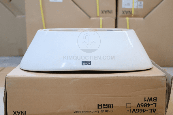 Thân bồn được thiết kế bo tròn đẹp mắt giúp dễ dàng vệ sinh hơn