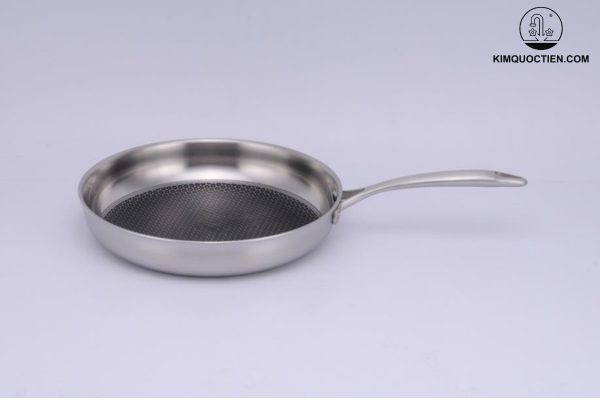 Chất liệu cao cấp góp phần tăng thêm vẻ sang trọng và hiện đại cho không gian bếp của gia đình