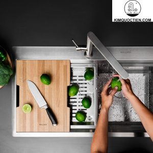 Lớp chống ồn dưới đáy chậu Malloca Slide MS 862 cùng phụ kiện rổ inox và thớt gỗ nâng cao tiện ích sử dụng