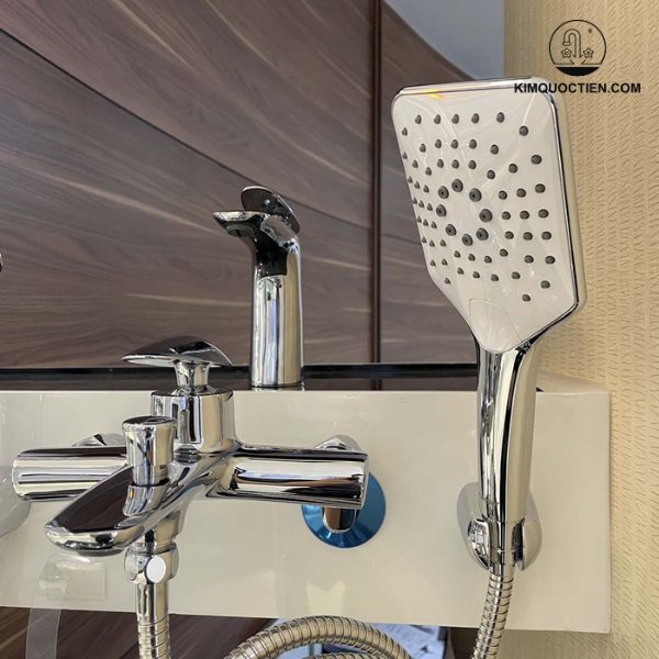 Vòi sen CAESAR S813C nóng lạnh, đầu xả sàn trộn bọt khí tiết kiệm nước, tay sen 3 chế độ phun và massage, mang lại trải nghiệm tắm thư giãn.