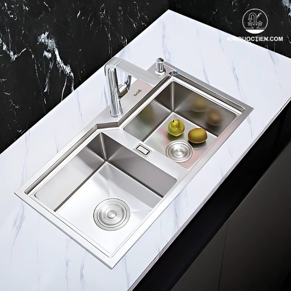 Chậu rửa bát BELLO BL-C580 được thiết kế với 2 hố lệch tiện lợi, chống ồn hiệu quả