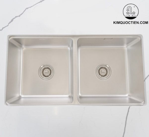 Phiên bản chậu rửa cơ bản có thiết kế 2 hộc sâu lòng, dễ dàng vệ sinh