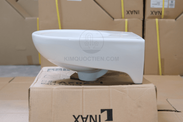 Kích thước nhỏ gọn giúp tiết kiệm diện tích và phù hợp với nhiều không gian phòng tắm