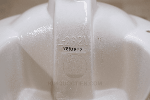 Mã Số Sản Phẩm L-282V Được Khắc Bên Dưới Sản Phẩm