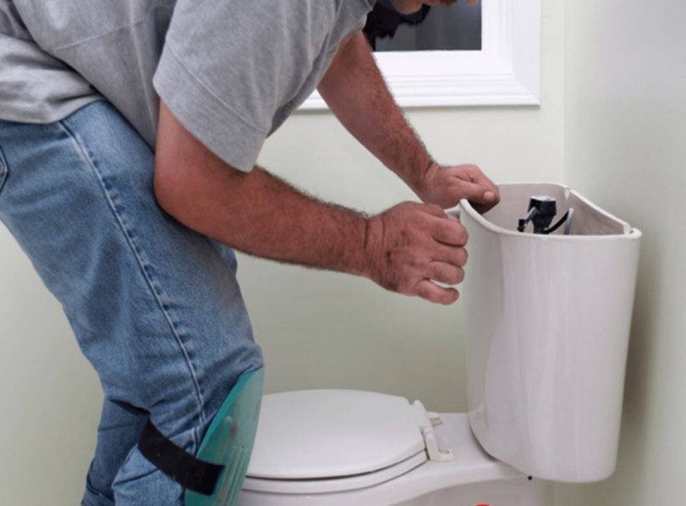 cách tháo bồn cầu bước 1
