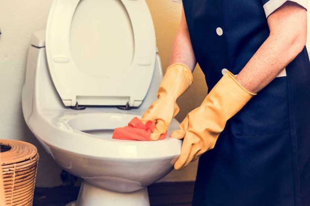 cách tháo bồn cầu bước 2