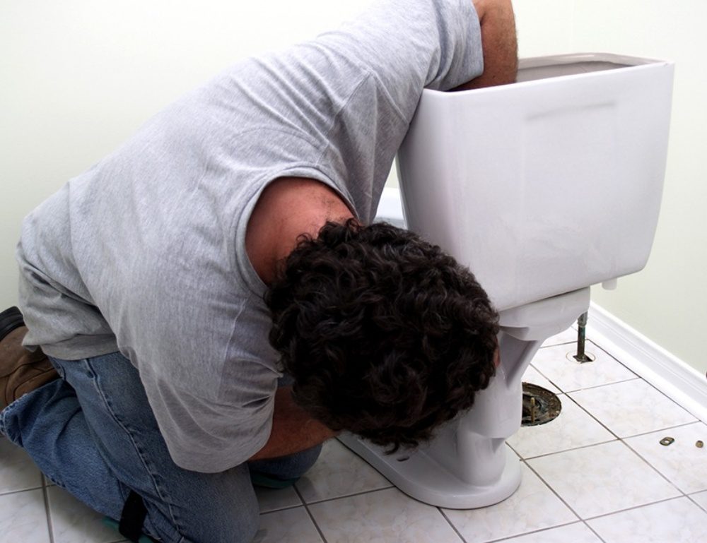 cách tháo bồn cầu bước 4