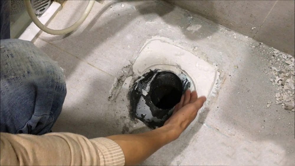 cách tháo bồn cầu bước 6