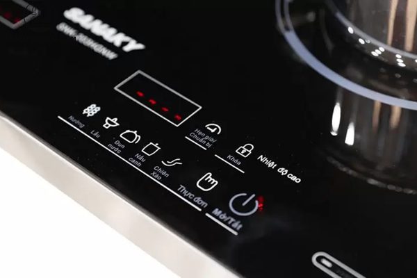 bếp từ có mùi khét