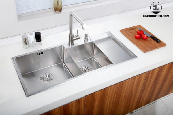 Thiết kế giật cấp tinh xảo tích hợp các phụ kiện bếp đi kèm như thớt gỗ và rổ, tăng thêm sự tiện nghi cho căn bếp