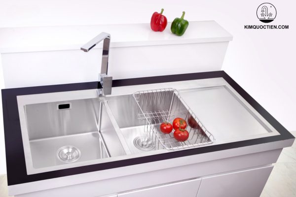 Chậu có độ dày 1.2mm với thiết kế cho phép lắp dương trên mặt đá, đảm bảo độ chắc chắn và an toàn khi sử dụng