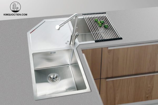 Thiết kế 2 hộc rửa và 1 bàn chờ cho phép người dùng có thêm không gian để đựng các vật dụng nhỏ như khăn lau hay nước rửa chén