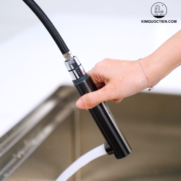 Vòi được đúc nguyên khối bằng công nghệ tiên tiến tại Ý và có lớp hoàn thiện chống mài mòn, chống trầy xước hiệu quả