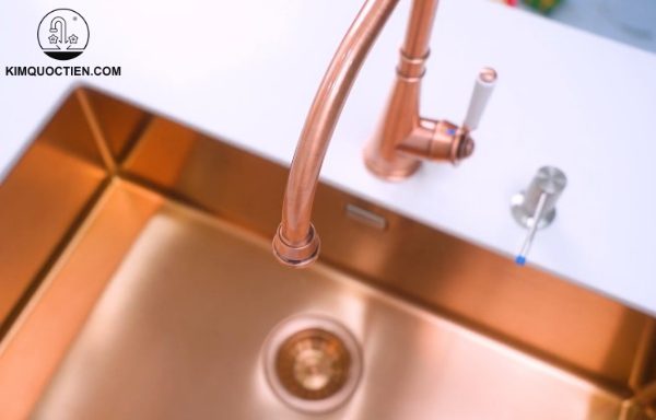 Vòi rửa bát tân cổ điển nóng lạnh CHARLIE NB255C có độ bền cao cho phép đóng mở lên đến